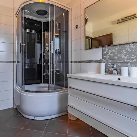 5 Bedroom Lovely In Apartment Medulin