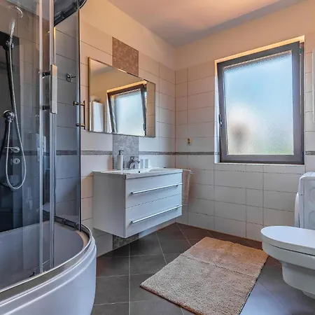 5 Bedroom Lovely In