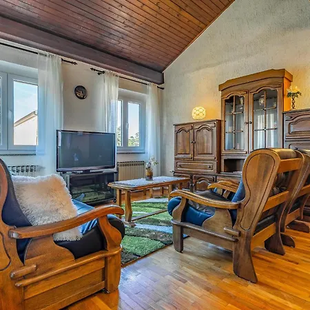 5 Bedroom Lovely In Apartment *