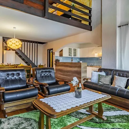 5 Bedroom Lovely In Medulin