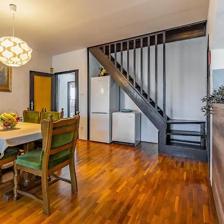Apartment 5 Bedroom Lovely In