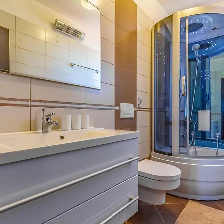 5 Bedroom Lovely In *