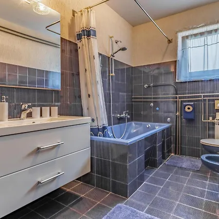 5 Bedroom Lovely In Medulin
