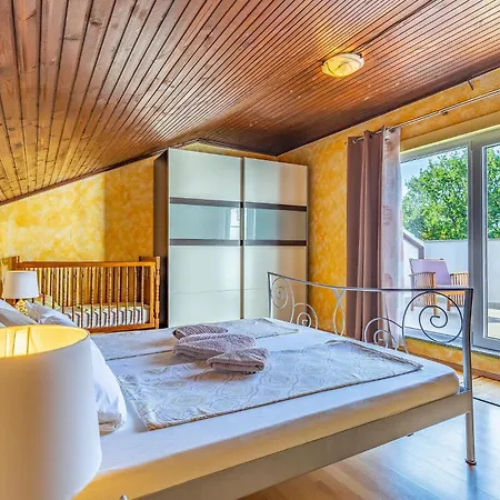 5 Bedroom Lovely In Apartment