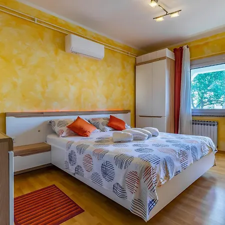 5 Bedroom Lovely In Apartment Medulin