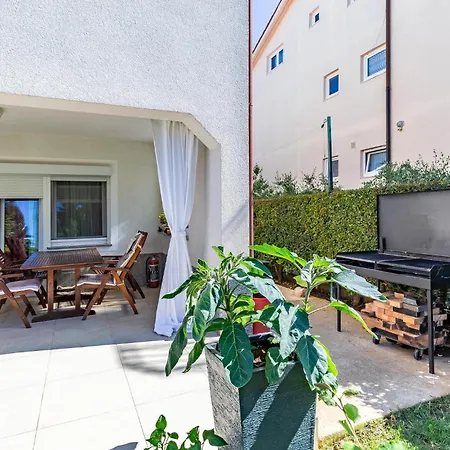 Apartment 5 Bedroom Lovely In Medulin