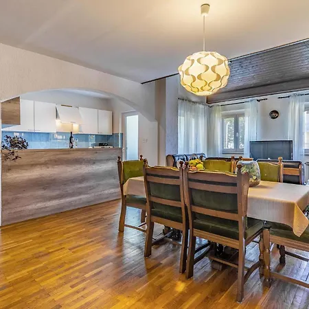 5 Bedroom Lovely In *