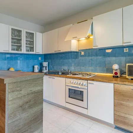 5 Bedroom Lovely In Medulin