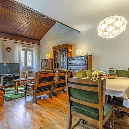 5 Bedroom Lovely In Apartment